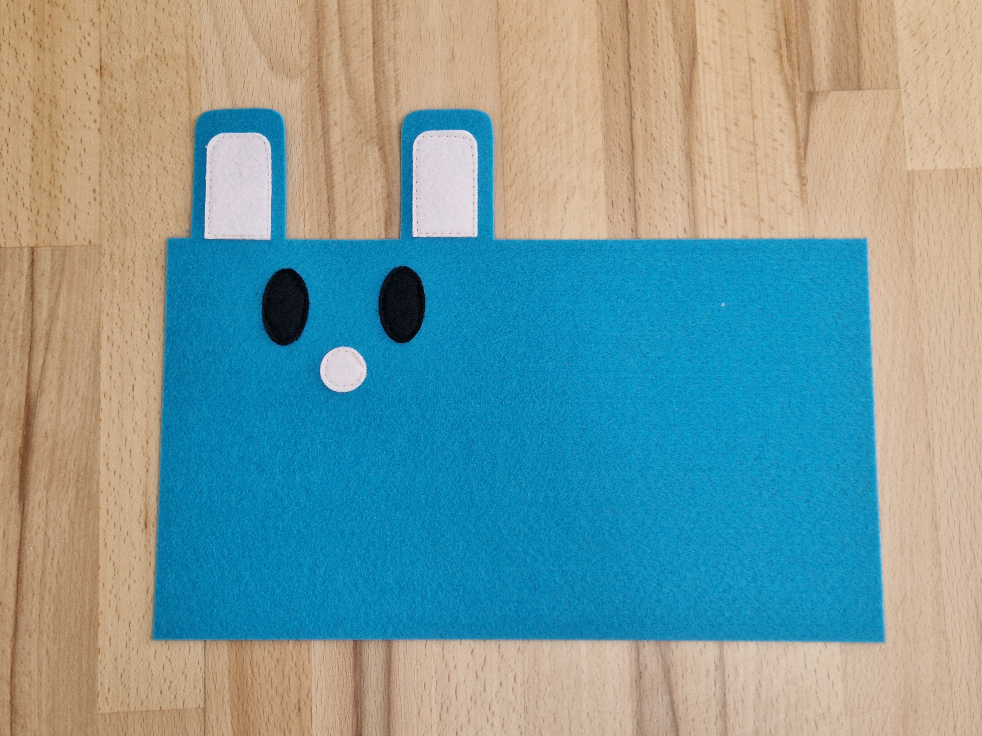 Schritt 2+3: Innenohren, Augen und Nase aufnähen